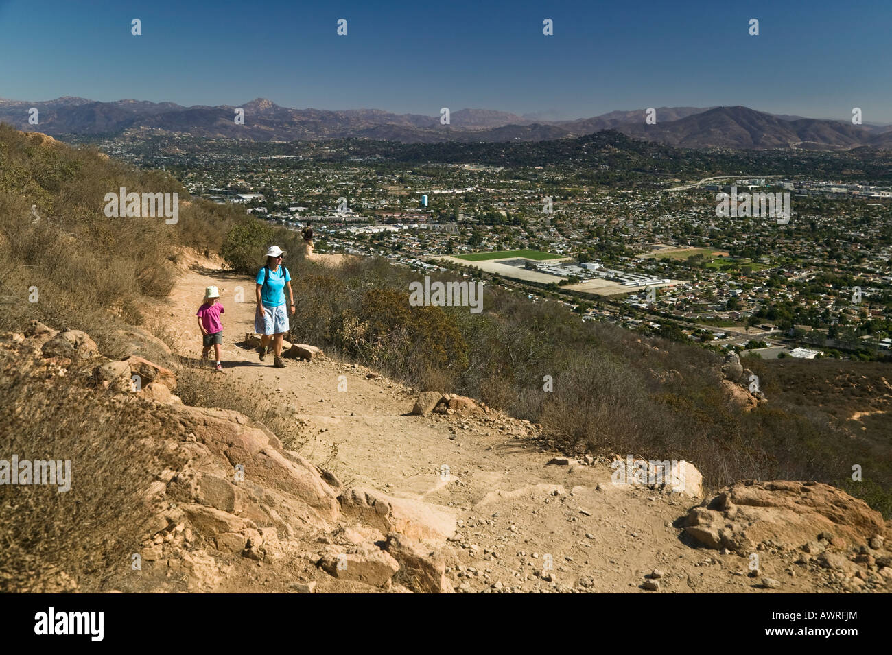 Mujer y niña senderismo Mission Trails Cowles Mountain en San Diego, California, EE.UU. Foto de stock