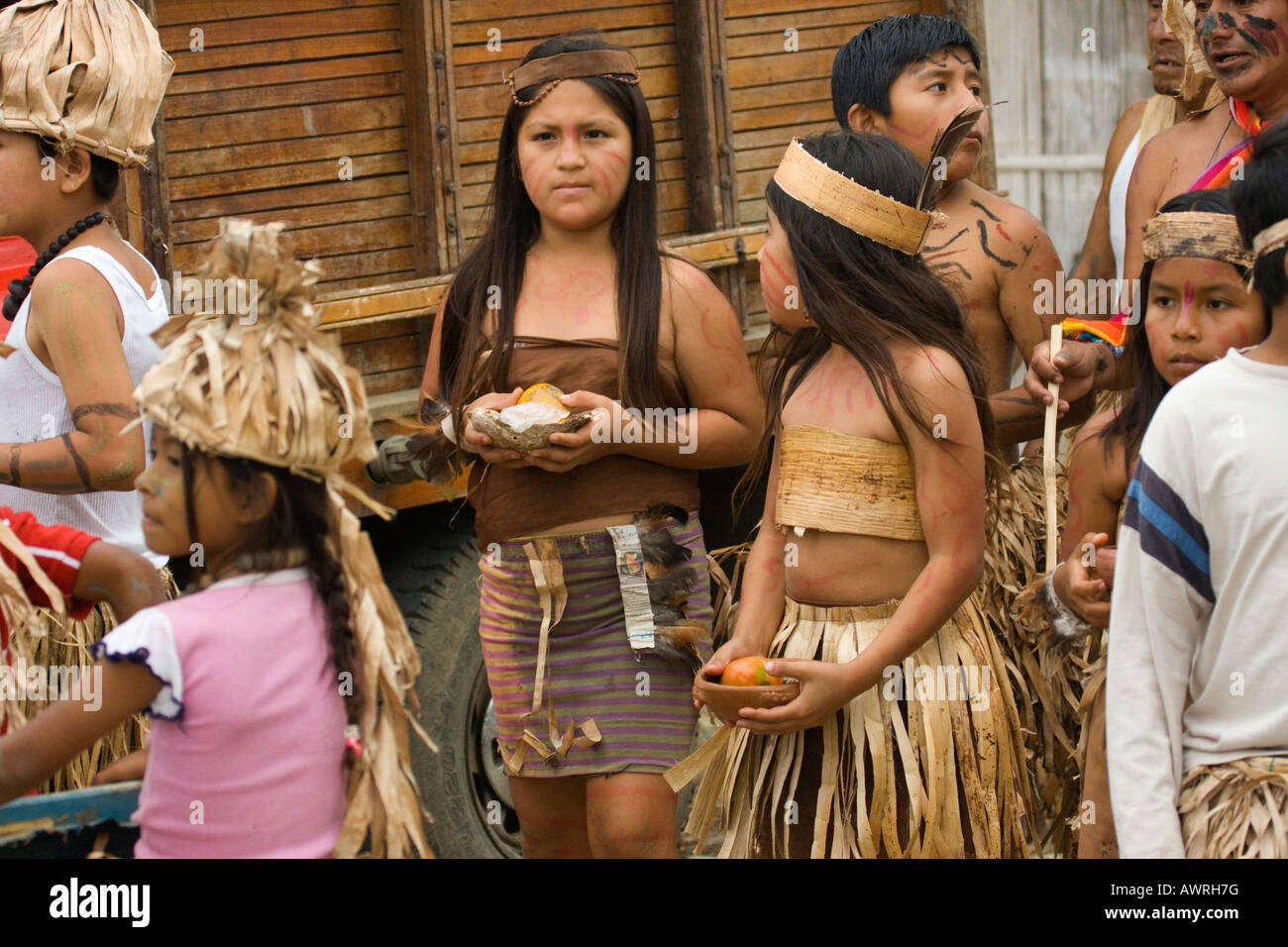 Los niños niño ecuatoriano baile tradicional traje nativo  demostrando,Celebrando el descubrimiento de América Cristóbal Colón  Fotografía de stock - Alamy