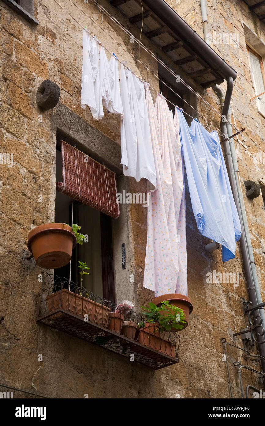 Ropa recién lavada cuelga del tendedero ventana exterior Italia Orvieto de stock - Alamy
