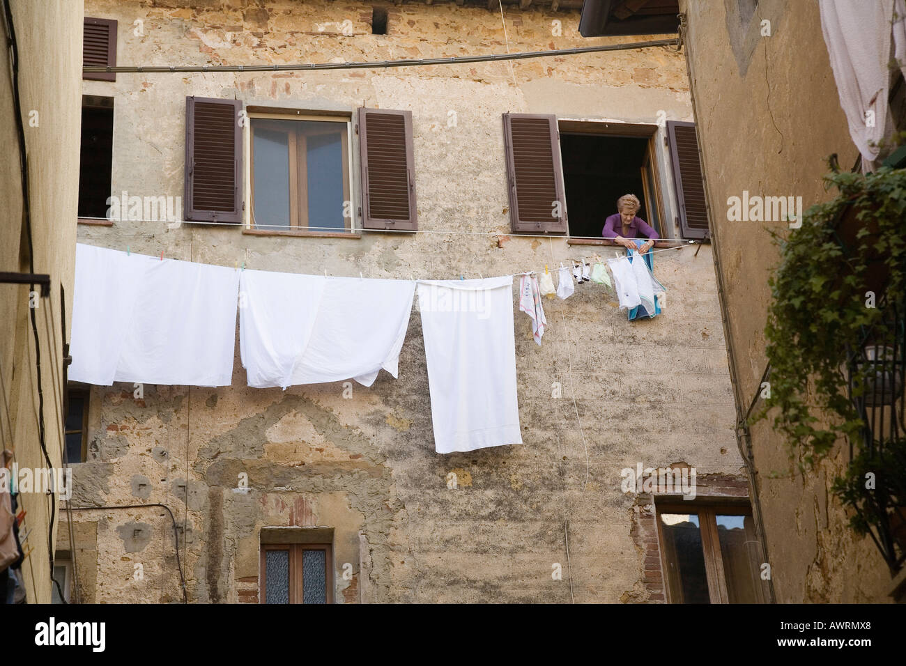 Ventana del apartamento con tendedero fotografías e imágenes de alta  resolución - Página 3 - Alamy