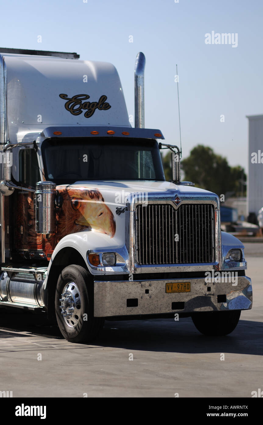 Un águila Internacional camión estacionado en una parada de camiones, con  aerógrafo pintura especial de águila Fotografía de stock - Alamy