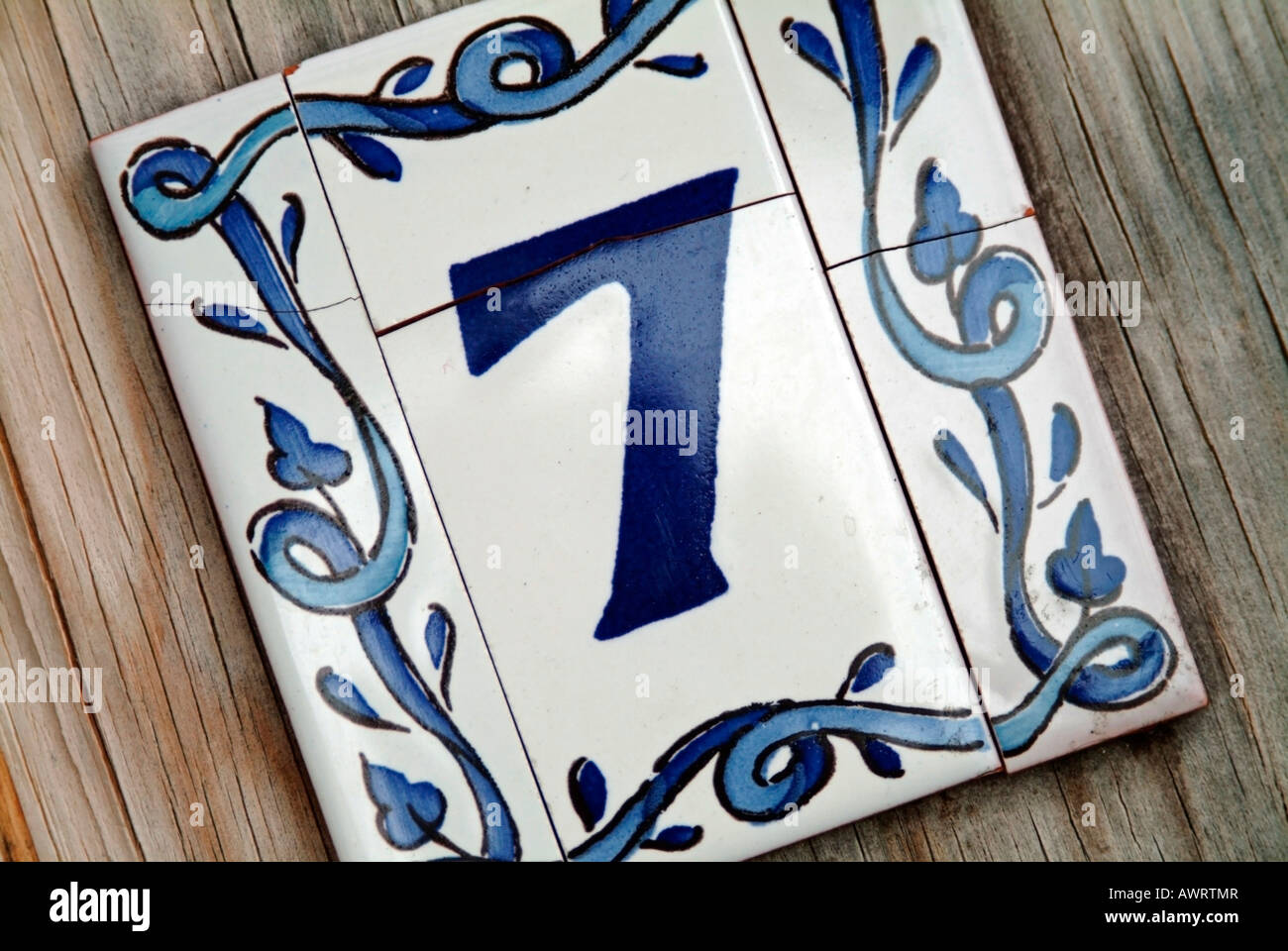 Número 7 signo de cerámica para los números de casa Fotografía de stock -  Alamy