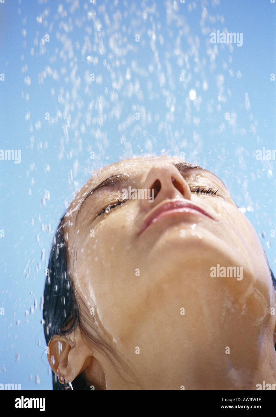 Mujer debajo de la ducha fotografías e imágenes de alta resolución - Alamy