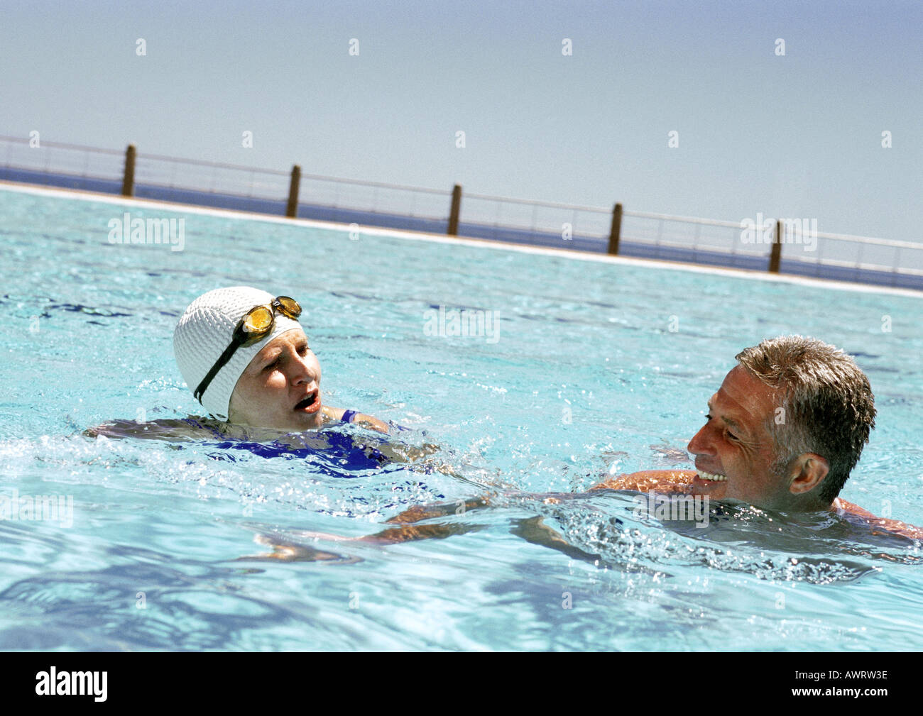 Primer plano de un hombre senior con un gorro de piscina azul y negro gafas  de natación aislado sobre fondo blanco Fotografía de stock - Alamy