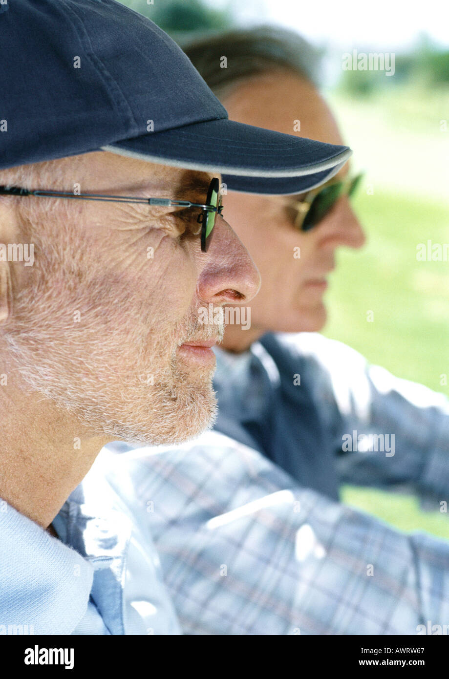 Dos hombres con gafas de sol, de cerca, vista lateral Fotografía de stock Alamy