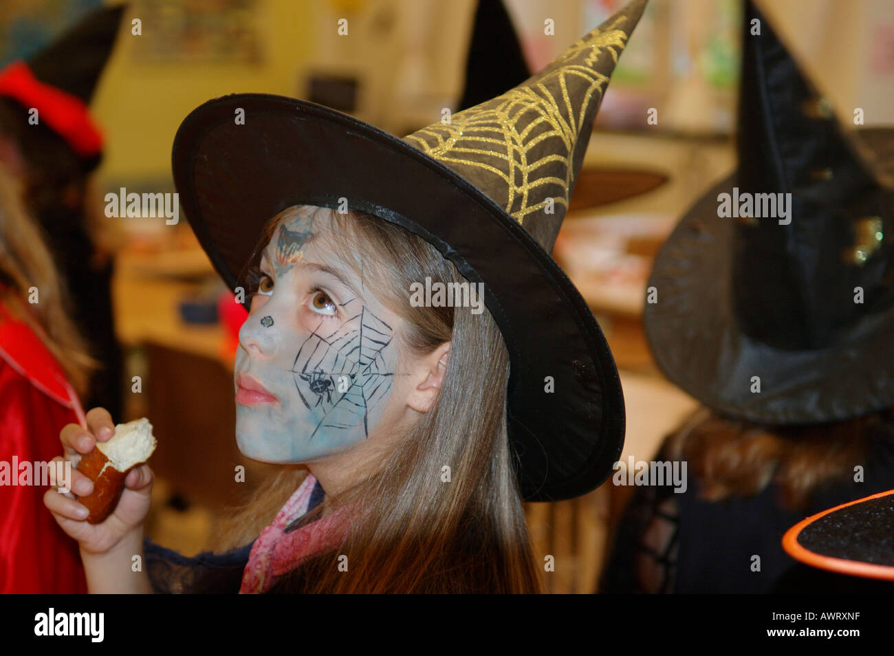 Retrato de una niña con un disfraz de bruja Foto de stock