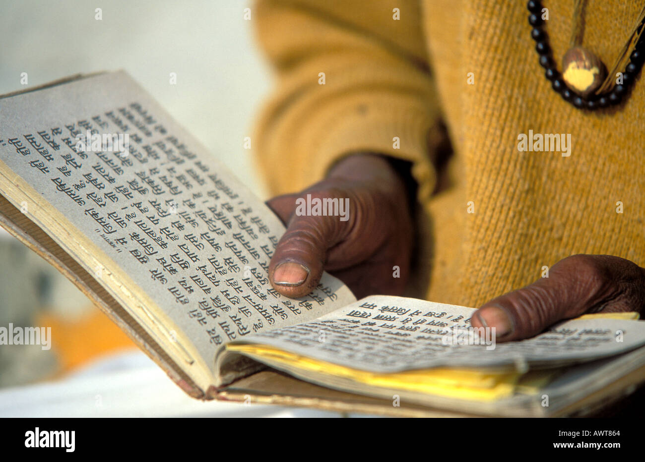 Prayer book fotografías e imágenes de alta resolución - Alamy