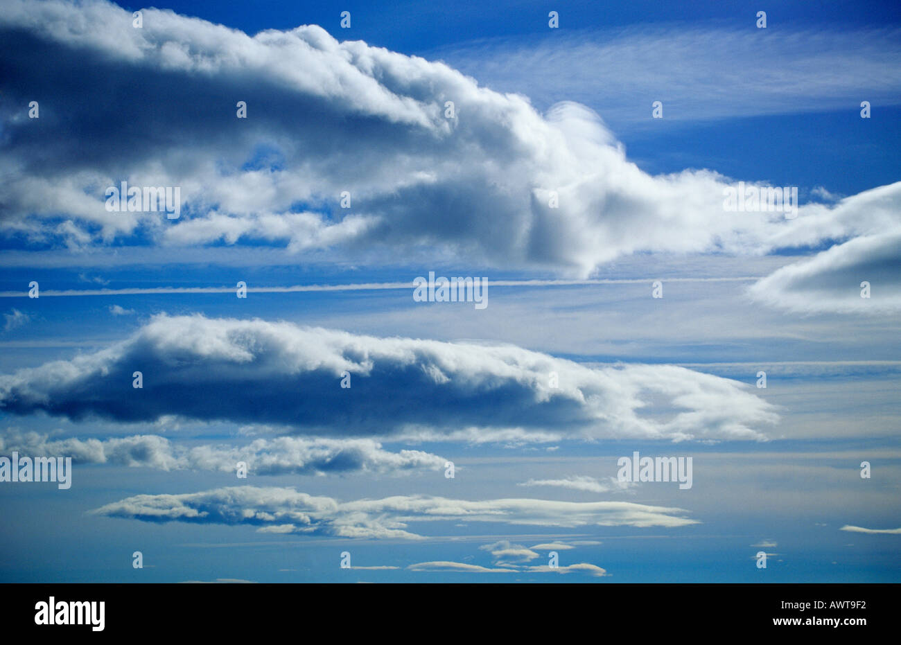 Nubes blancas mullidas y cielo azul Foto de stock