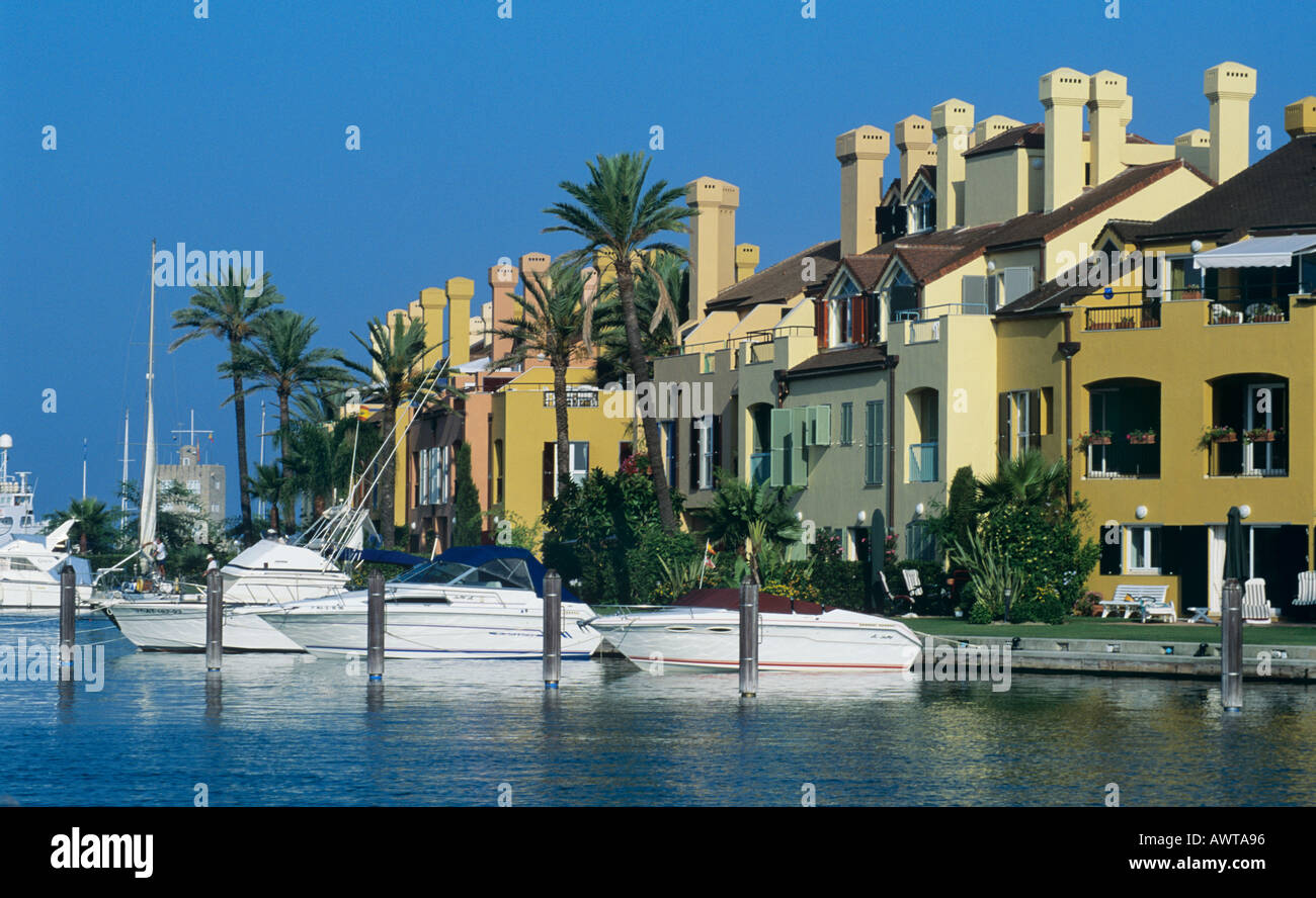 El Puerto Deportivo de Sotogrande Apartamentos de lujo con amarre propio, provincia de Cádiz, Andalucía, Andalucía, sur de España. Foto de stock