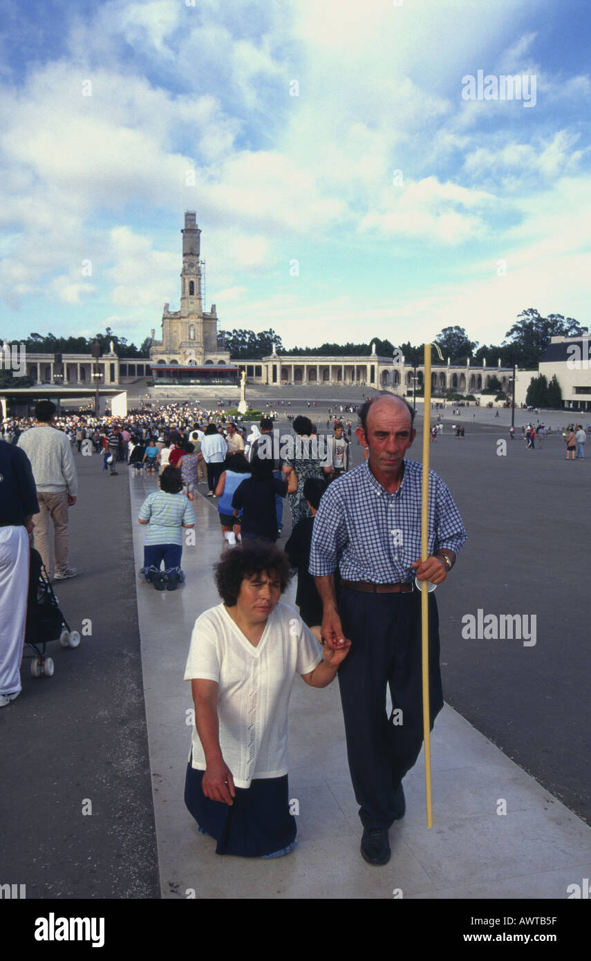 Portugal Ribatejo Fátima santuario de peregrinación mujer caminar de