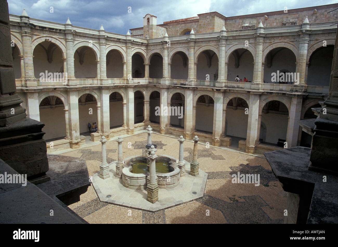 Patio interior del convento de Santo Domingo, Oaxaca, México Foto de stock