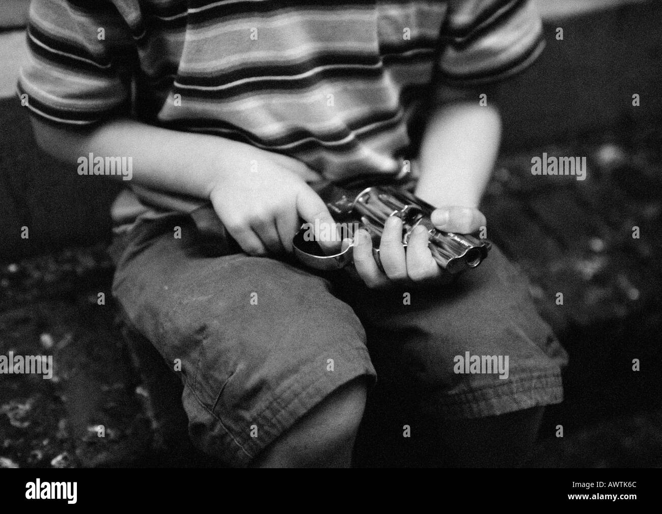 Niño sosteniendo la pistola, sección intermedia, B&W Foto de stock