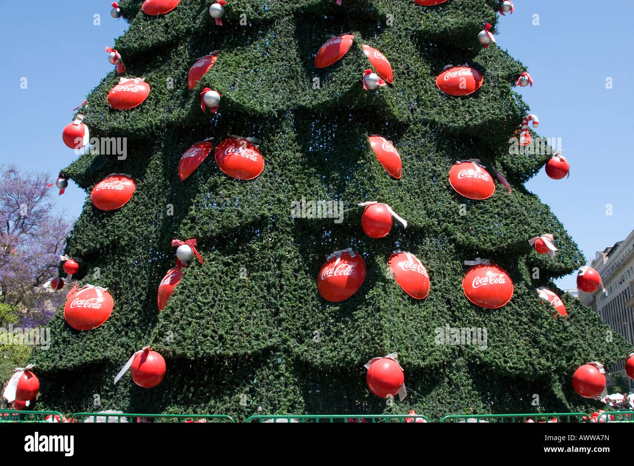 Árbol de Navidad con bolas de Coca Cola Fotografía de stock - Alamy