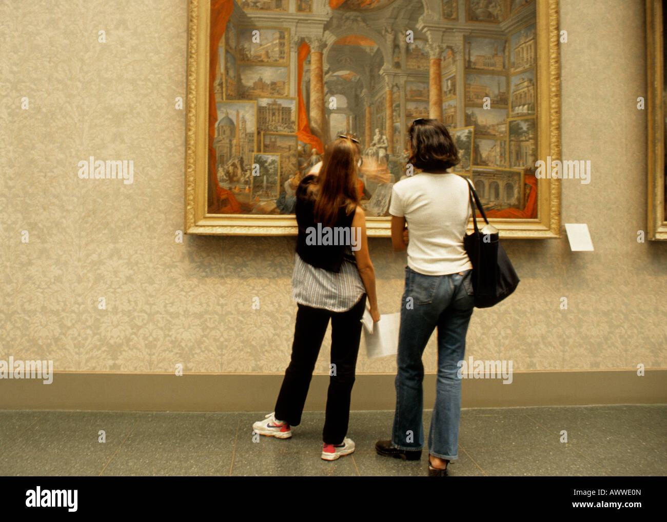 Museo Metropolitano de Arte, Galería Europea de Pinturas, dos mujeres  mirando una pintura. Nueva York, Nueva York, Estados Unidos. Apreciación  del arte Fotografía de stock - Alamy