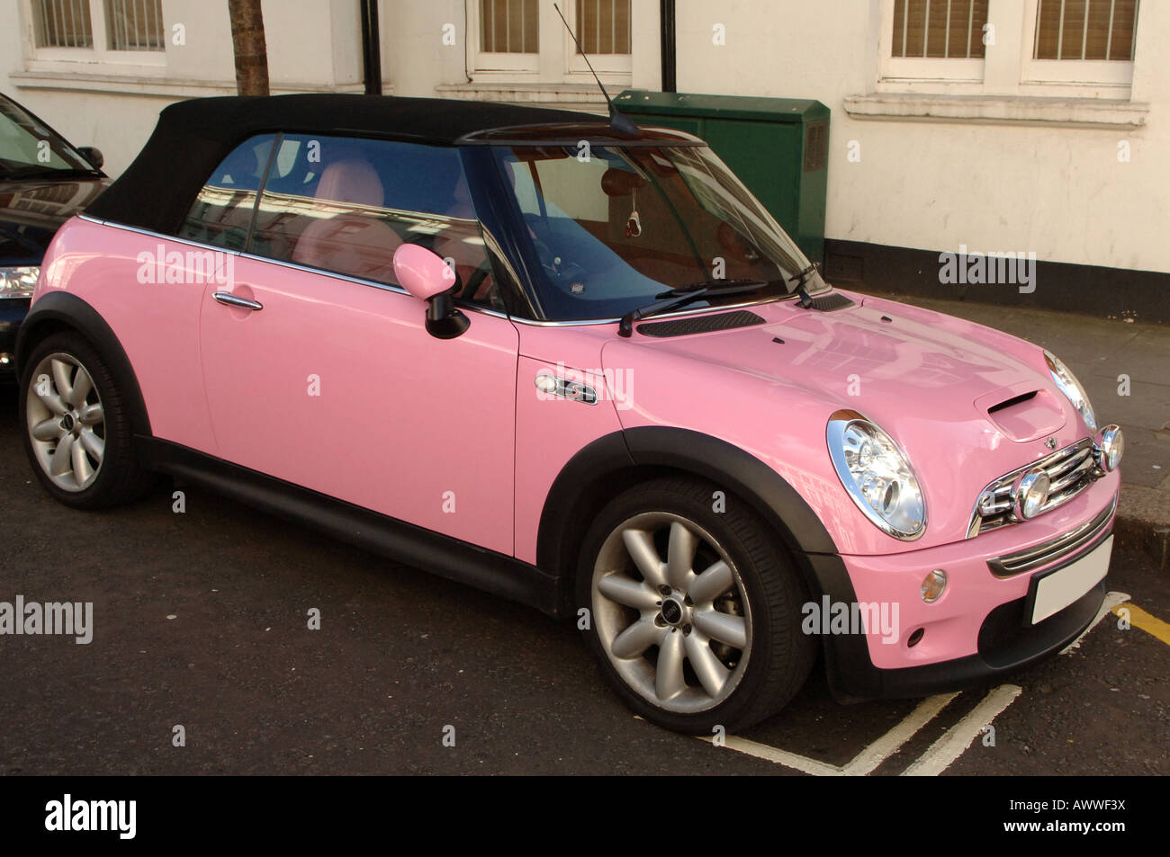 Mini carro rosa fotografías e imágenes de alta resolución - Alamy