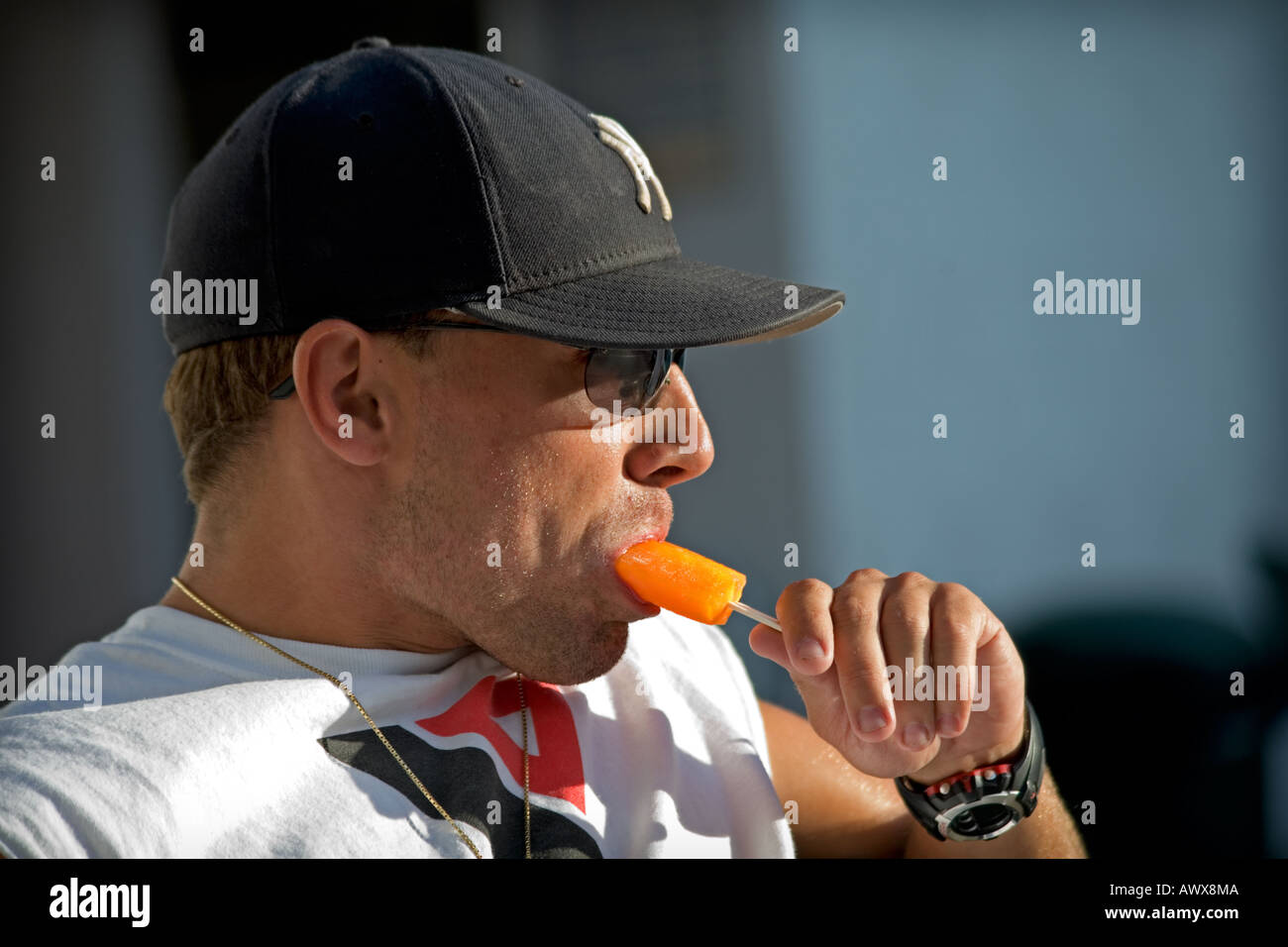 Perfil de un hombre que llevaba una gorra de béisbol Triste hombre que llevaba una gorra de béisbol mirando a