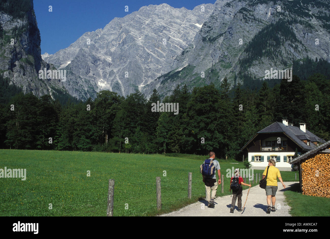 Walker en frente de la montaña en San Bartholomae Watzman lago Koenigssee Baviera Alemania Foto de stock