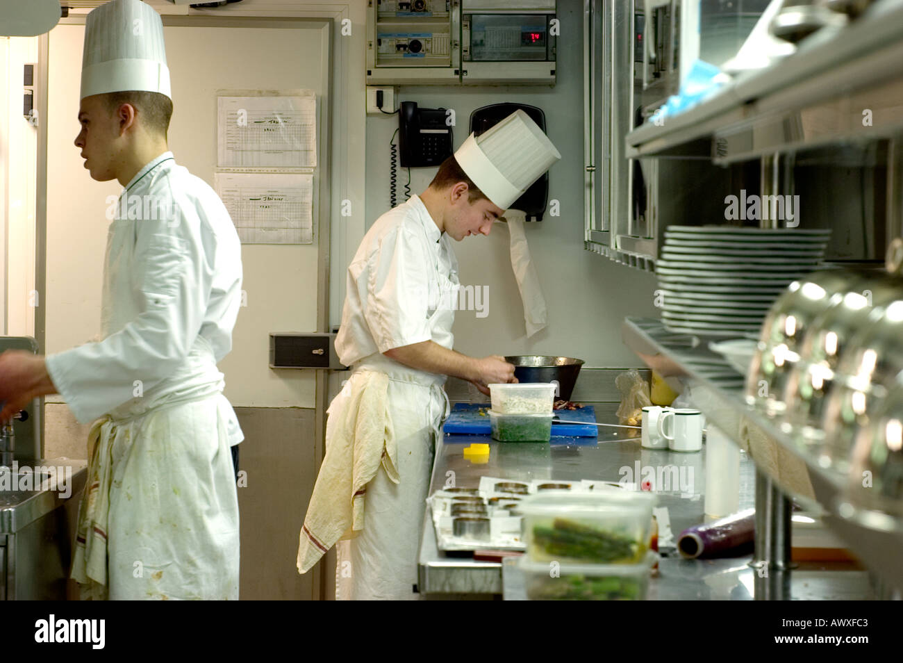 Paris Francia, alta cocina francesa, Restaurante Le 'Jules Verne' Chefs Male Trabajando en cocina profesional, restaurante de lujo Foto de stock