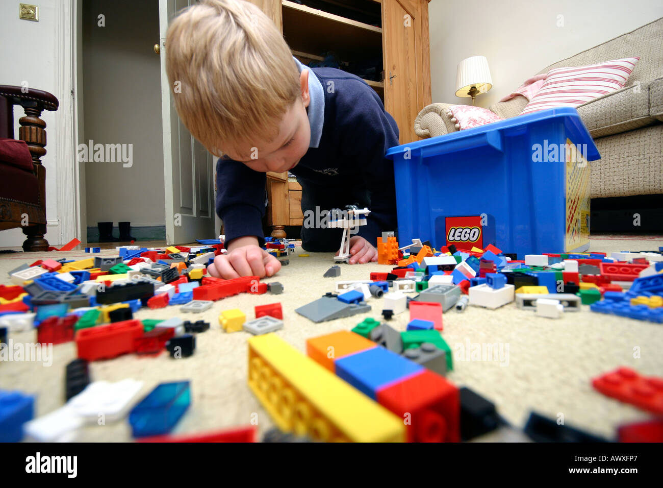 Legítimo Préstamo de dinero Narabar Niño de 5 años jugando con piezas de lego en la sala de una casa Fotografía  de stock - Alamy