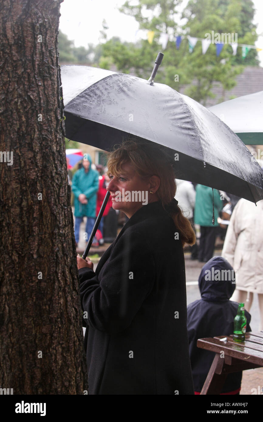 Señora paraguas en la lluvia Fotografía de - Alamy