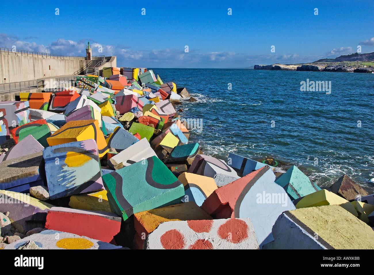 Los cubos de la memoria del puerto de Llanes Asturias españa Fotografía de  stock - Alamy