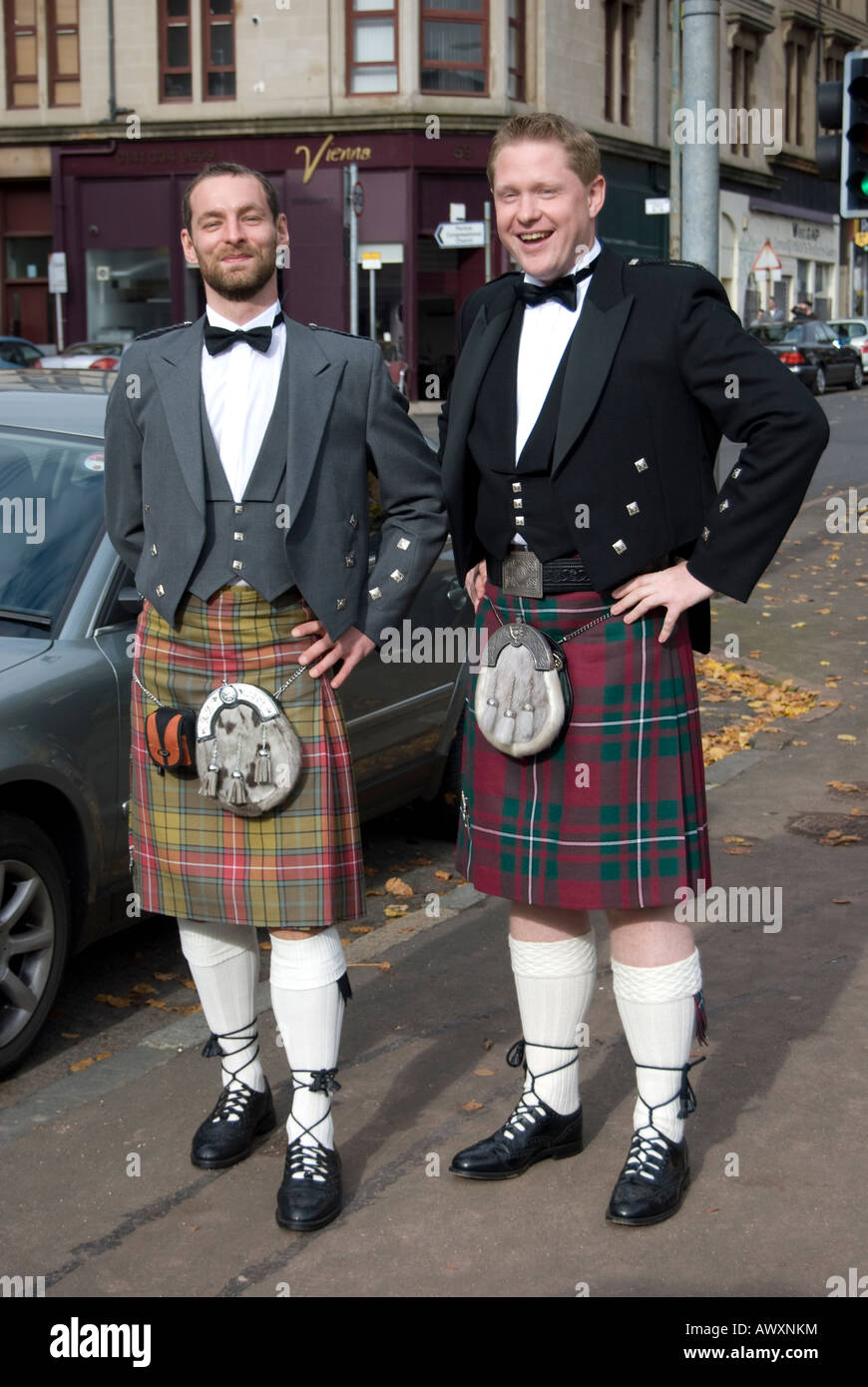 sí mismo al exilio prosa En Scotsmen vestido tradicional escocesa, Glasgow, Escocia, Reino Unido  Fotografía de stock - Alamy