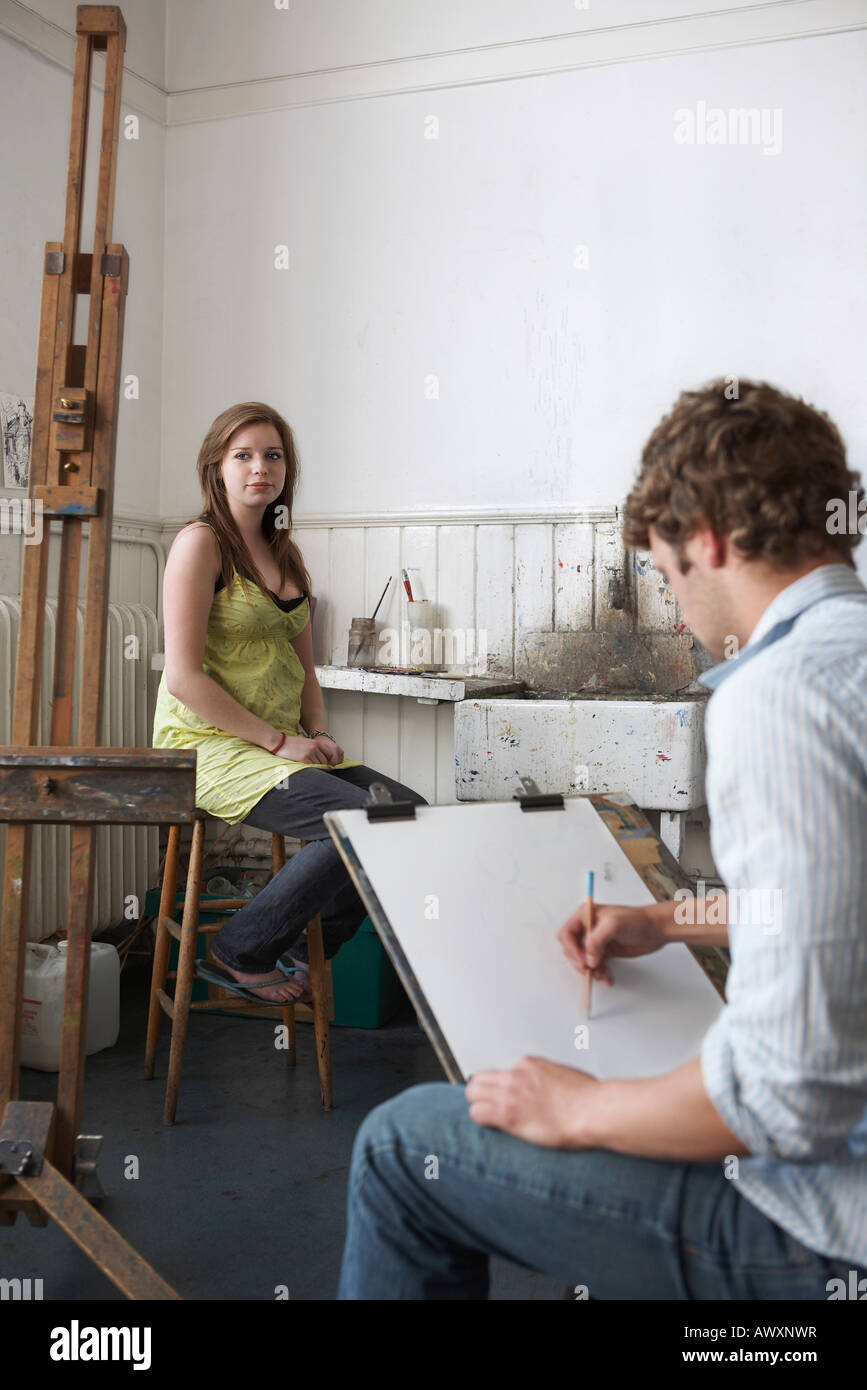 Estudiantes estudiantes dibujando fotografías e imágenes de alta