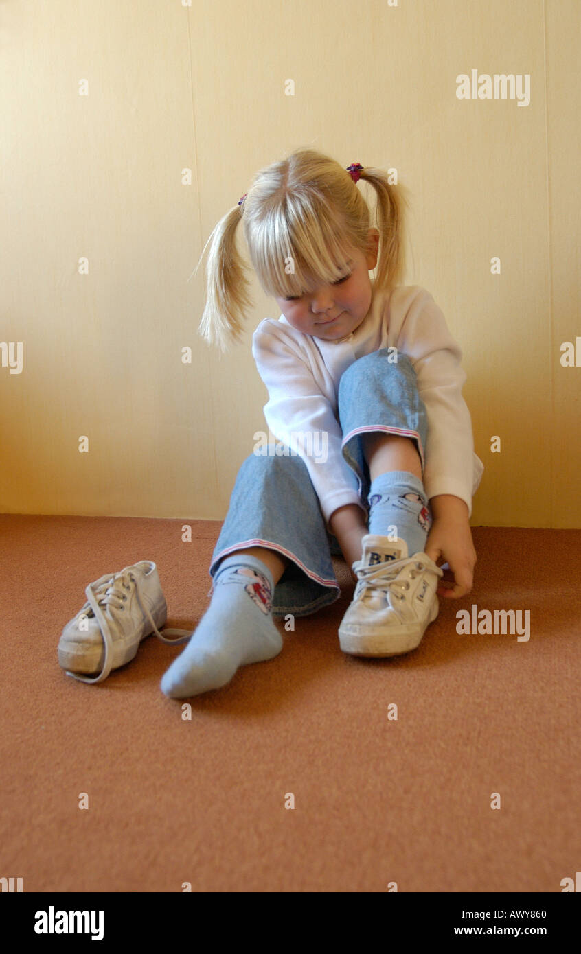 Little girl putting on shoes fotografías e imágenes de alta resolución -  Alamy