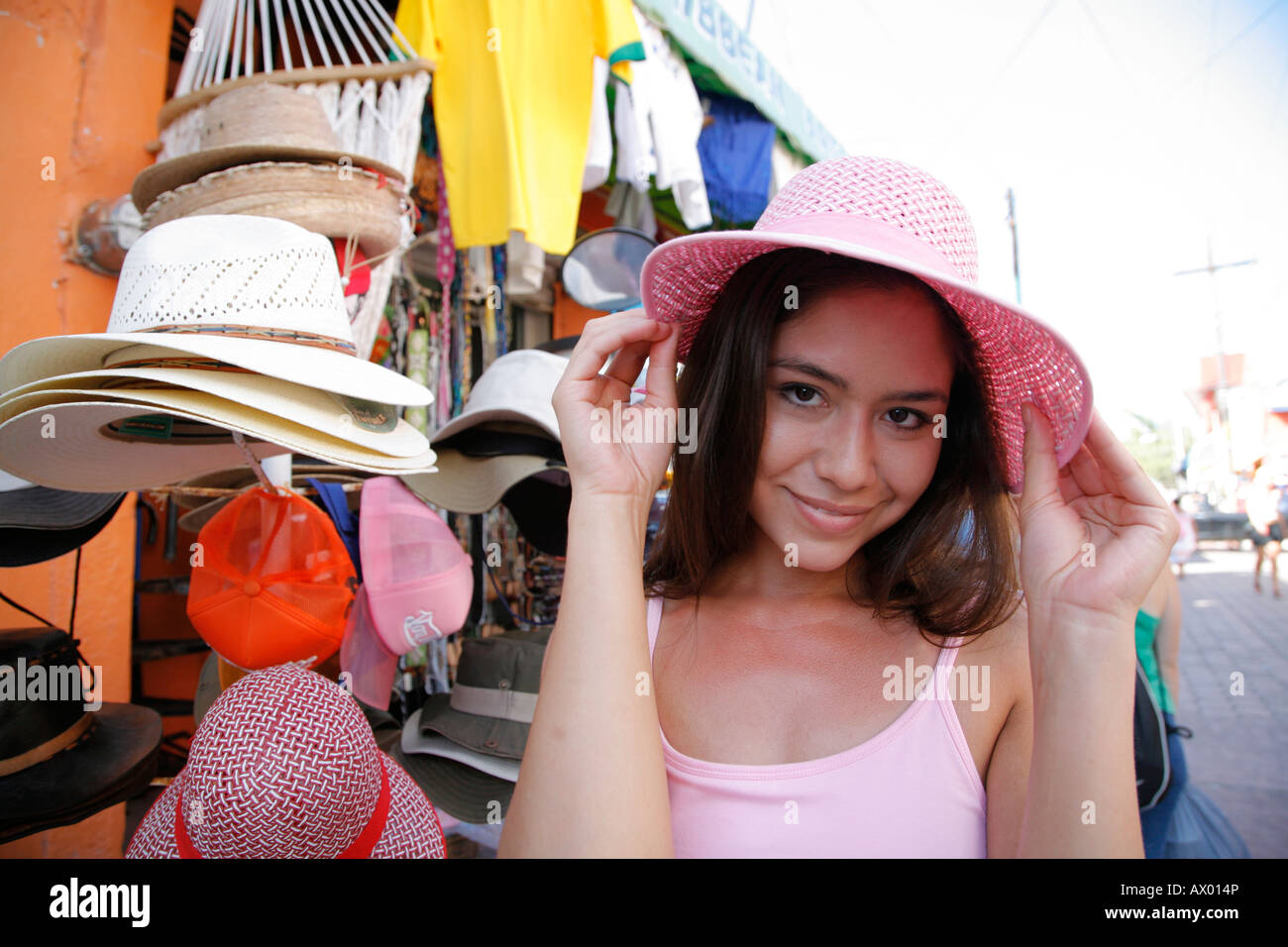Mujer joven shopping hat, tienda de souvenirs, Isla Mujeres, Cancún, México. Señor-03-05-2008 Foto de stock
