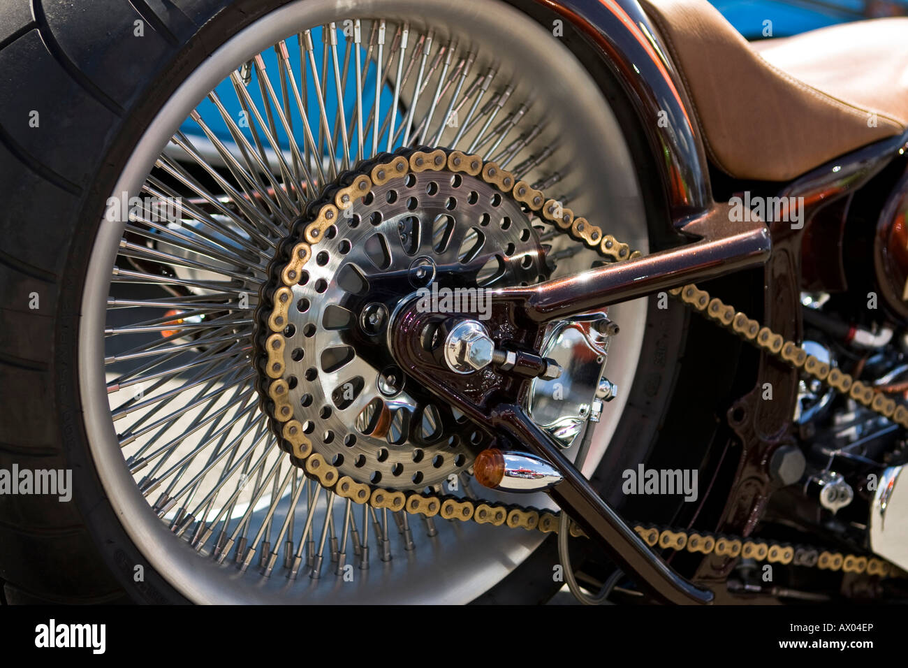 Rueda trasera, cadena y rueda dentada en motocicleta Harley Davidson  Fotografía de stock - Alamy