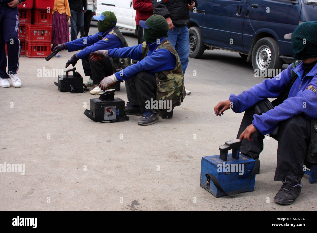 Los lustrabotas enmascarados con pasamontañas buscar zapatos para limpiar  en Bolivia's Highland Capital de La Paz Fotografía de stock - Alamy