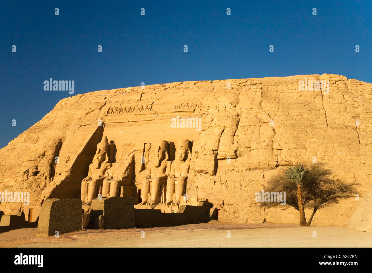 Templo de Abu Simbel, estatuas de Ramses II en las primeras horas de la mañana el sol sol Egipto África del Norte Foto de stock