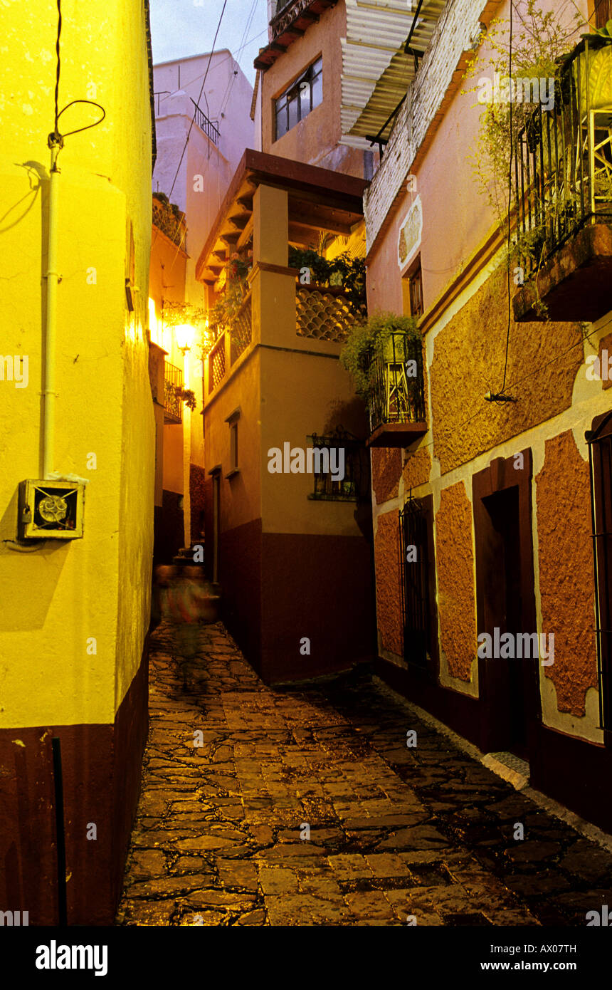 El famoso Callejón del Beso en la colonial ciudad minera de Guanajuato