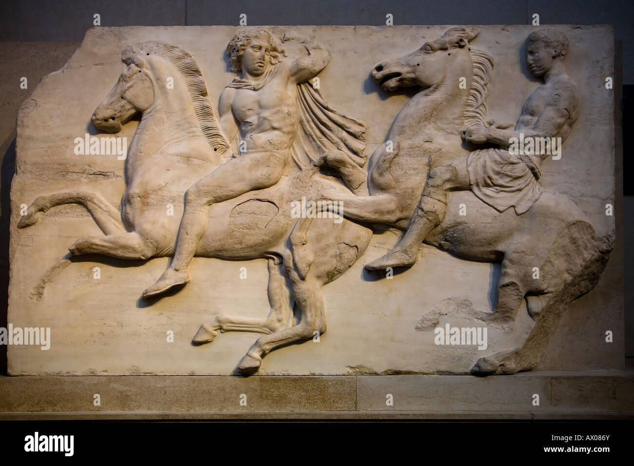 Mármoles de Elgin jinetes del friso de mármol en el lado norte del Partenón de Atenas 4C del siglo IV A.C. Museo Británico de Londres Reino unido Foto de stock