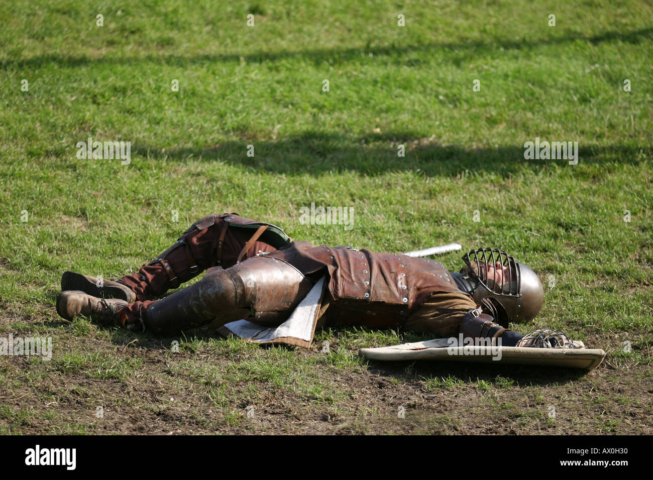 Caballero muerto en los juegos medievales, la ciudad de Visby, Gotland, SUECIA Foto de stock