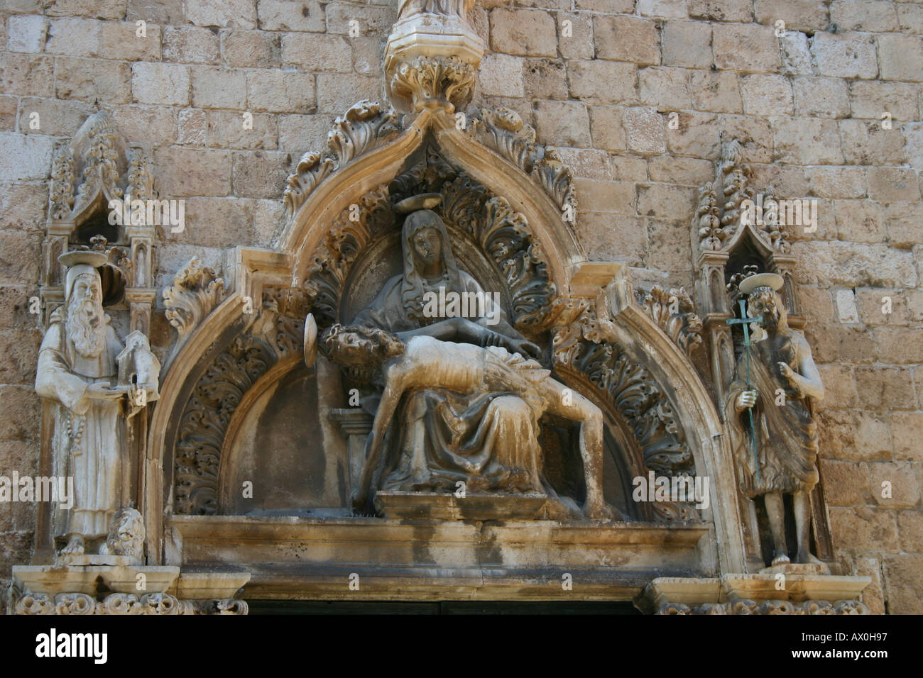 Representación religiosa de Cristo y de María Madre de la Iglesia en Dubrovnik, Croacia Fotografía de stock - Alamy Representación religiosa de Cristo y de María Madre de la Iglesia en Dubrovnik, Croacia Fotografía de stock - Alamy