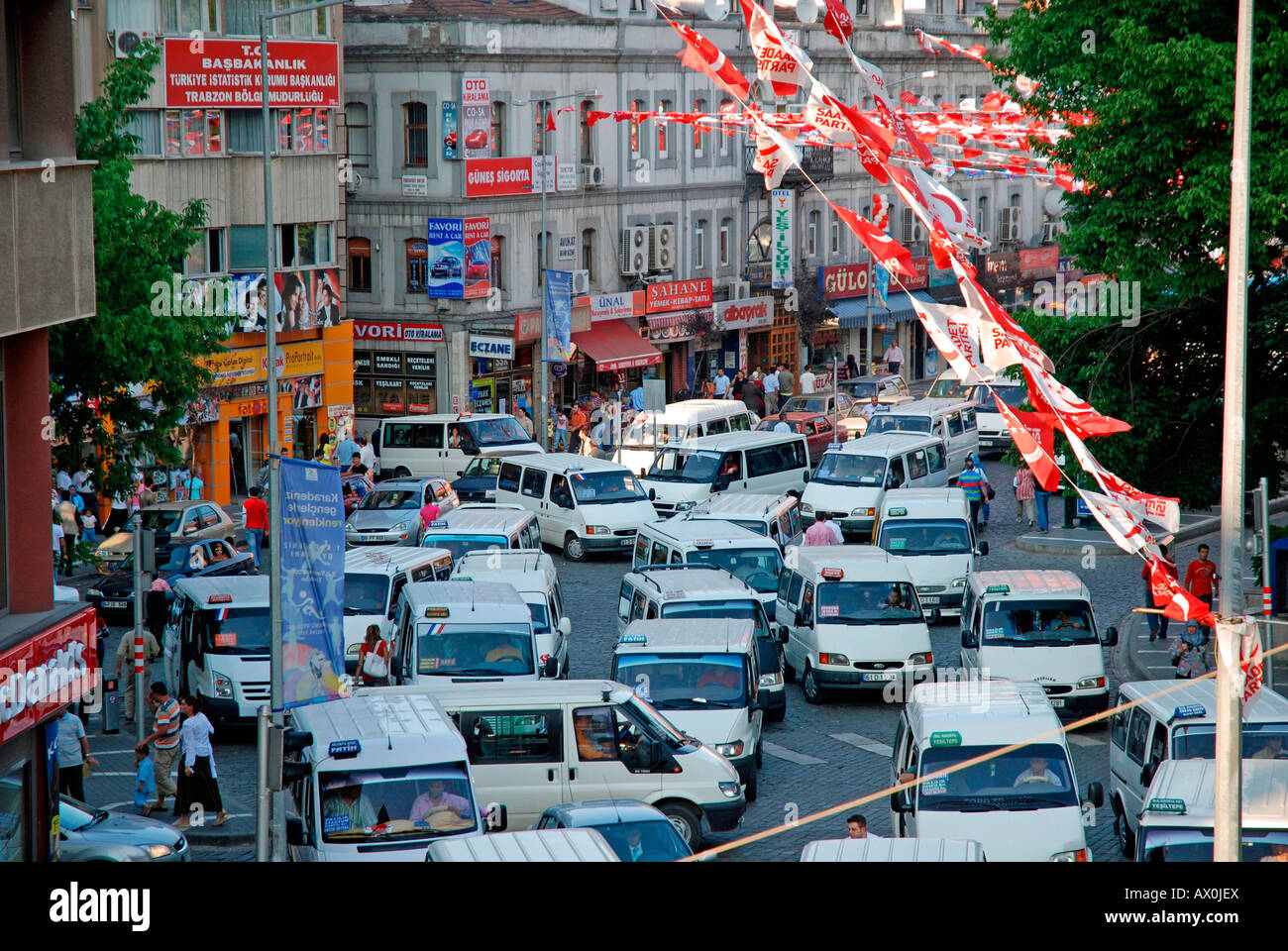 Caos de tráfico en Trabzon, en la costa del Mar Negro, Turquía Foto de stock
