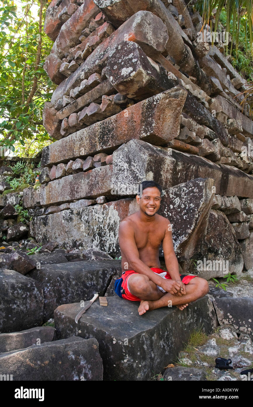 Hombre local entre los pueblos megalíticos, ruinas históricas de Nan Madol, Pohnpei, Estados Federados de Micronesia Foto de stock