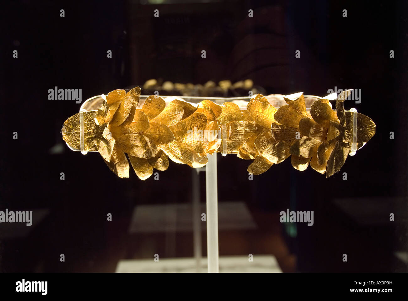 Corona de Oro de hojas de laurel de la época etrusca, en el Museo Etrusco Guarnacci, Volterra Foto de stock