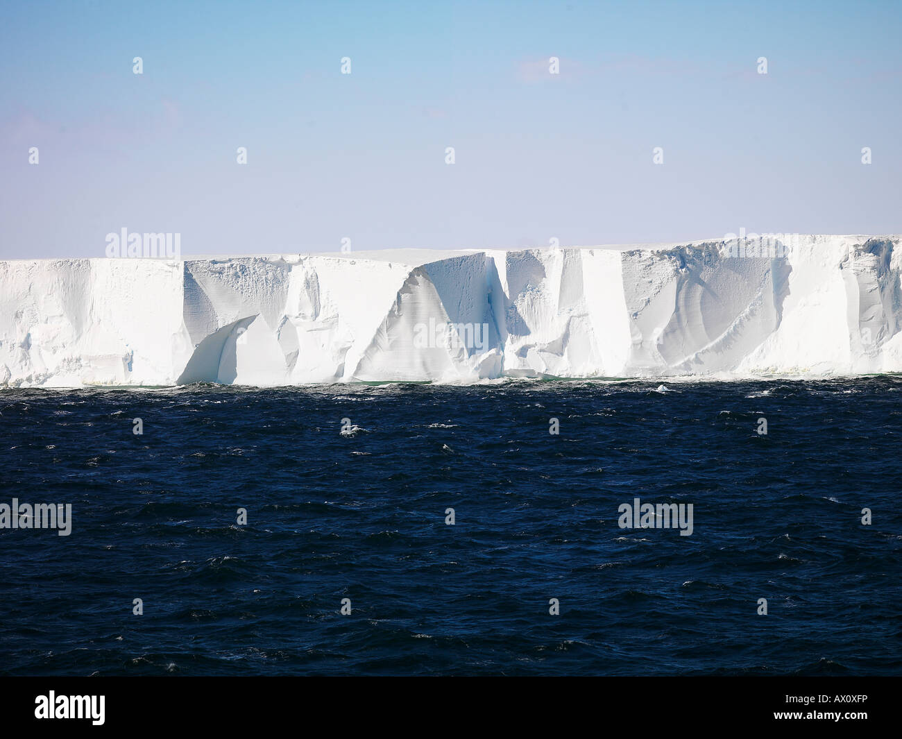 Plataforma de Hielo de Ross, edge que van desde los 40 hasta los 80 metros (130-260 pies) de alto, la Antártida Foto de stock