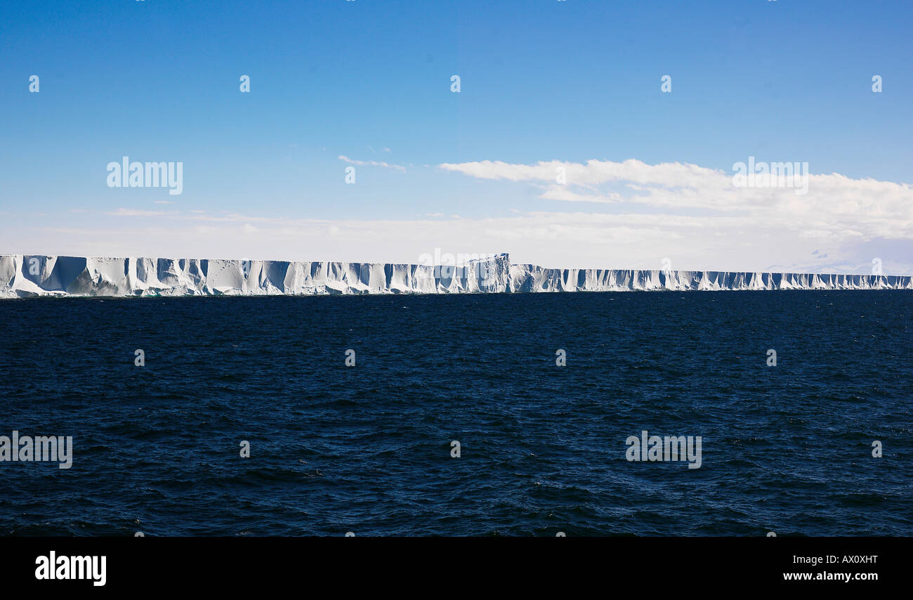 Plataforma de Hielo de Ross, edge que van desde los 40 hasta los 80 metros (130-260 pies) de alto, la Antártida Foto de stock