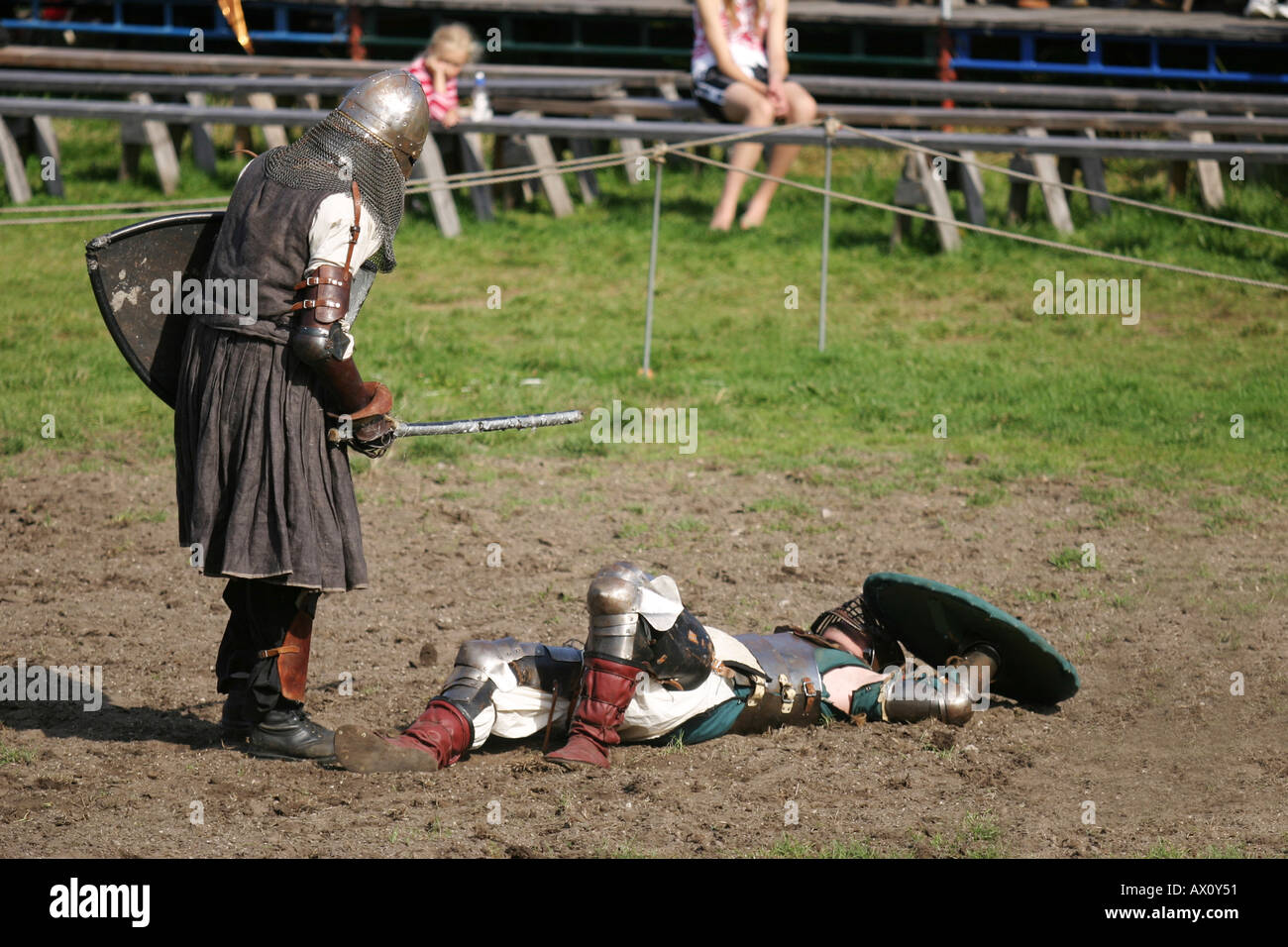 Caballeros batalla en los juegos medievales en Visby en Gotland Suecia Foto de stock