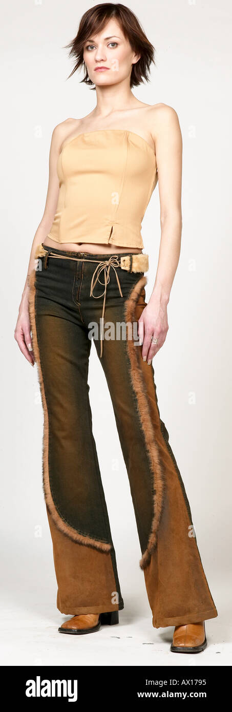 Mujer en cables marrón y camisa Foto de stock