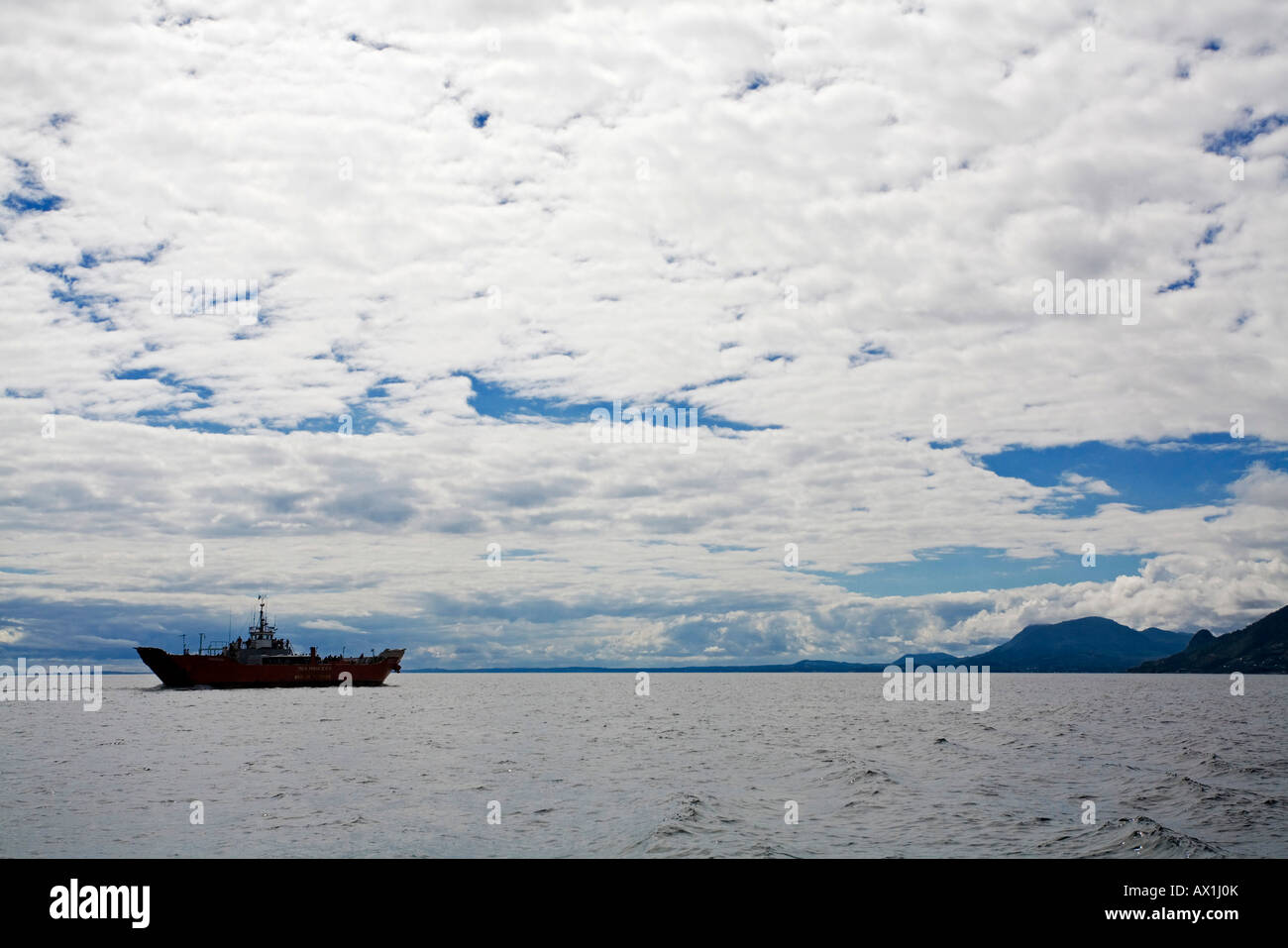 Ferry en el Océano Pacífico, Chile, Sudamérica Foto de stock
