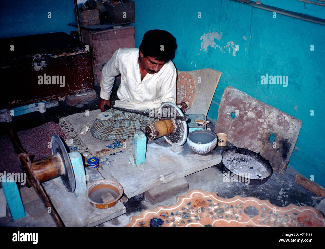 Agra India moliendo piedras semi preciosas en fábrica de mármol Foto de stock