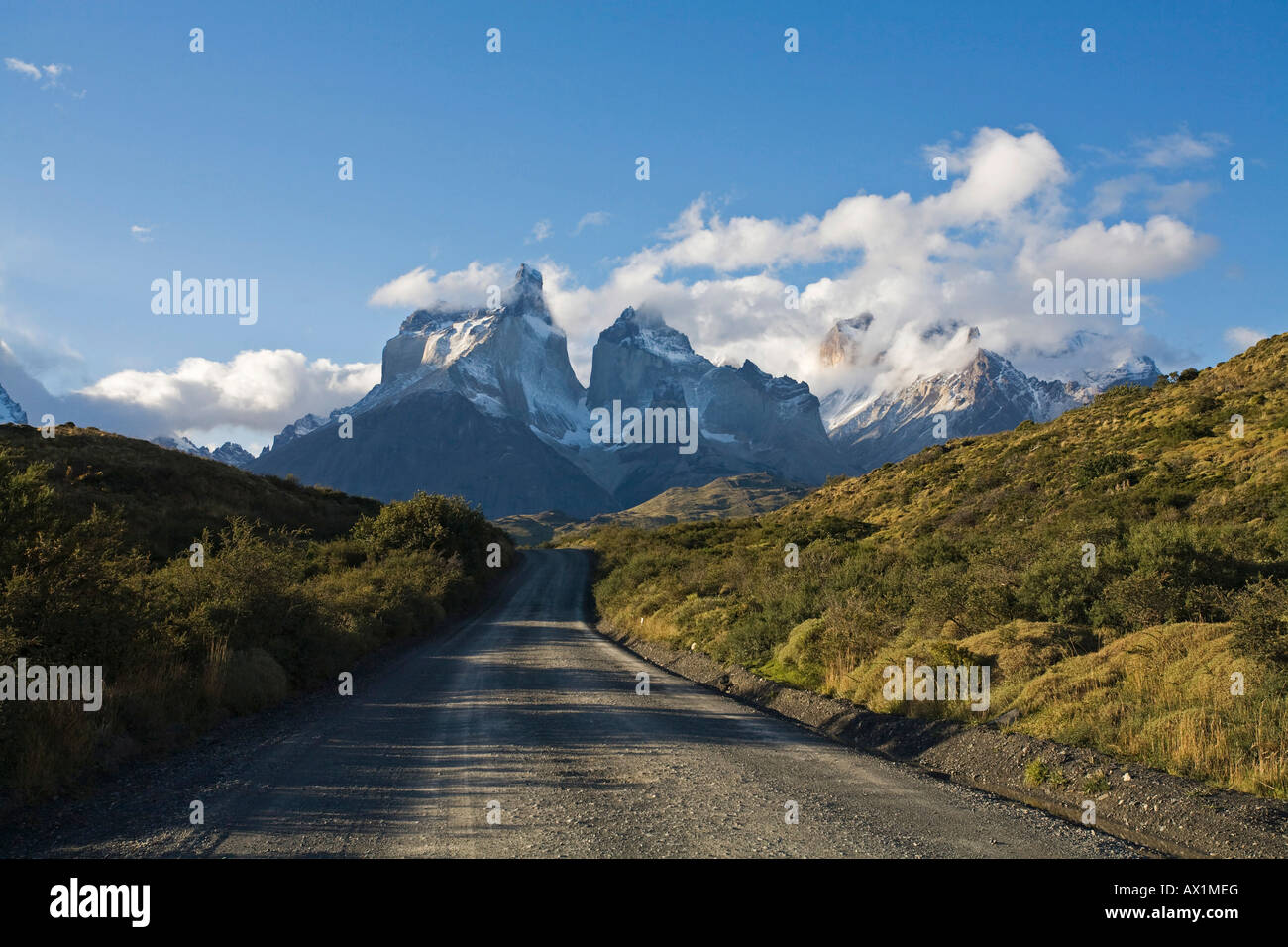 Gravelroad a las Torres del Paine montañas, Parque Nacional Torres del