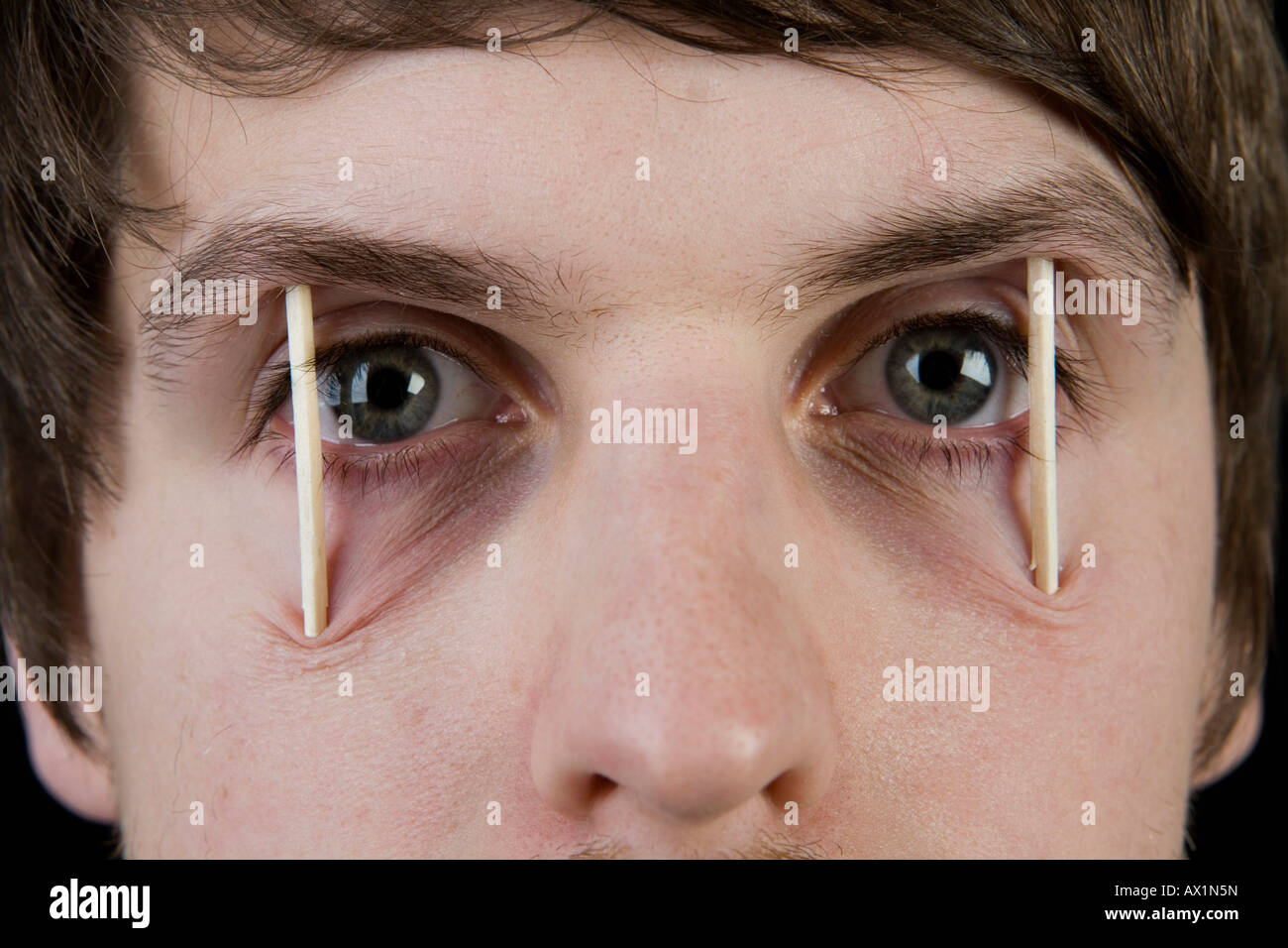 Un hombre con cerillas entre sus ojos Fotografía de stock - Alamy