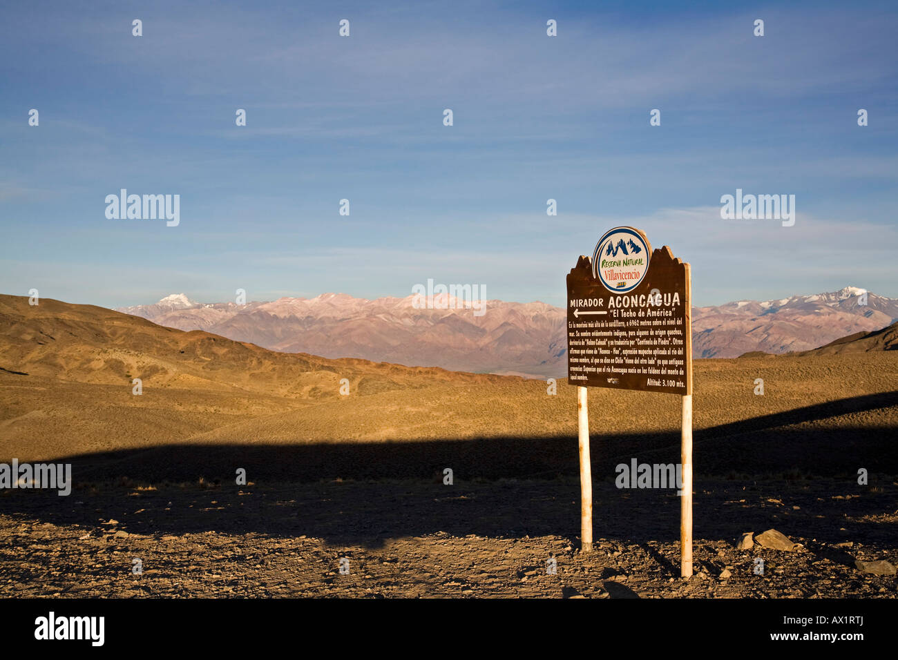 Panel informativo con vulcan Aconcagua en el fondo, la primera luz de la mañana, la zona central de los Andes, Argentina, Sudamérica Foto de stock