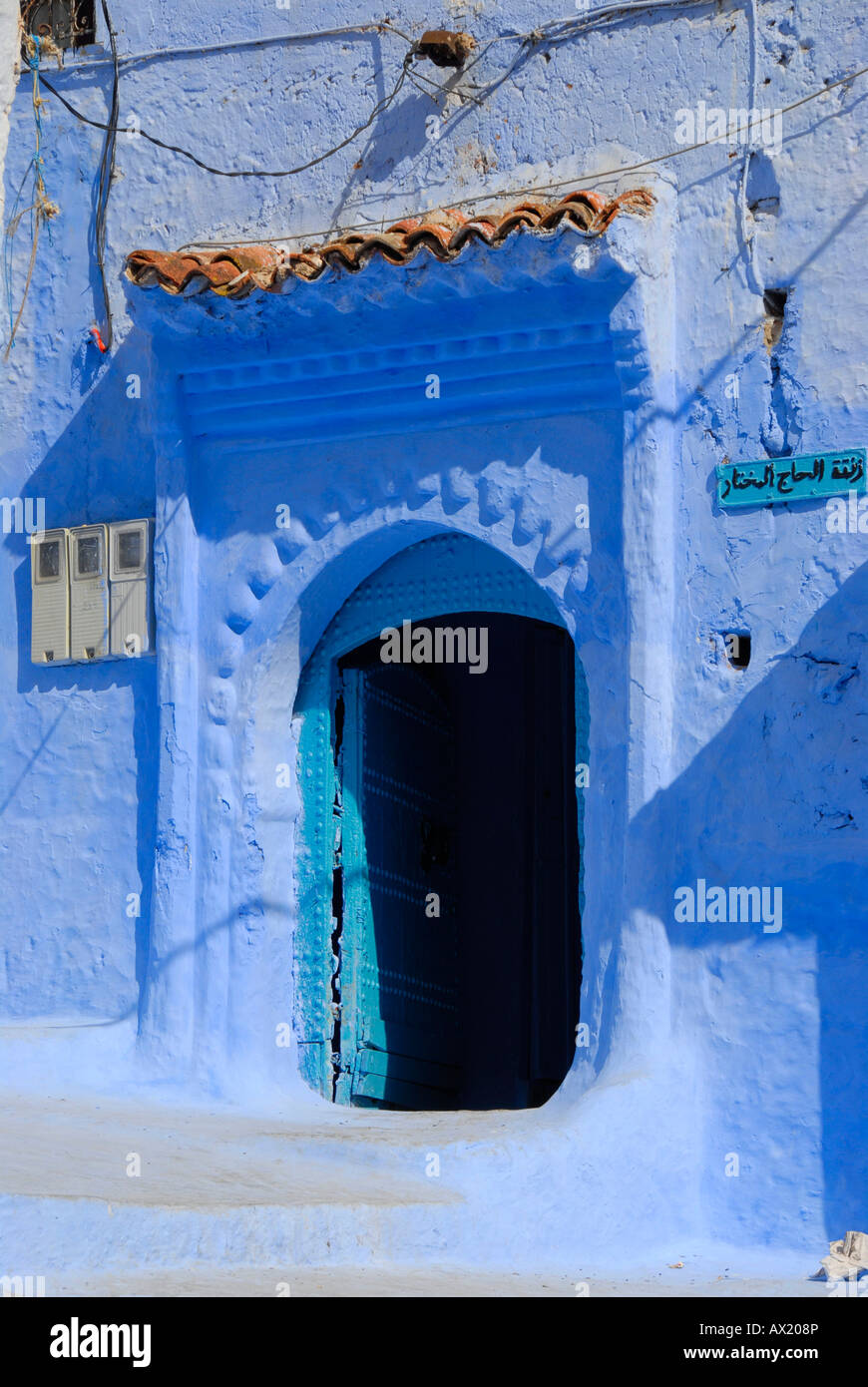 Puerta azul luminoso medina de Chefchaouen Marruecos Foto de stock