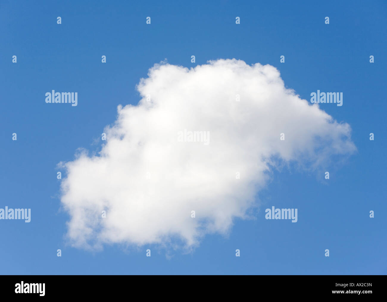 Una nube blanca en el cielo azul, Finlandia Foto de stock